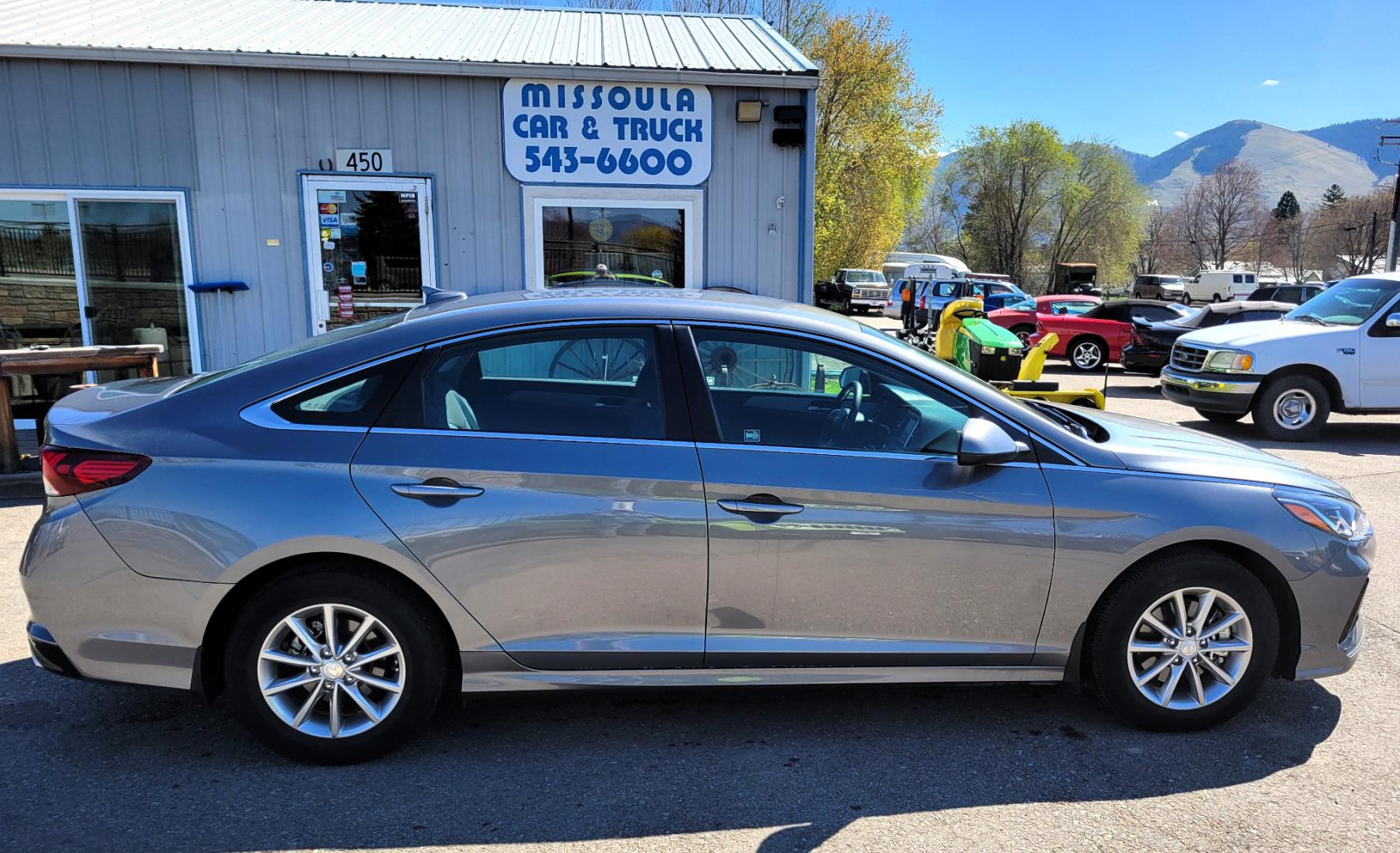 2018 Grey /Black Hyundai Sonata SE (5NPE24AF5JH) with an 2.4L I4 engine, 6 Speed Automatic transmission, located at 450 N Russell, Missoula, MT, 59801, (406) 543-6600, 46.874496, -114.017433 - Photo#3